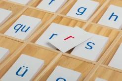 Aufgedruckte Buchstaben mit Holzkasten
