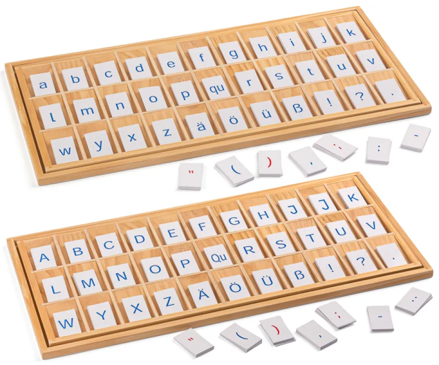Aufgedruckte Buchstaben mit Holzkasten