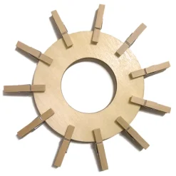 Der Farbkreis - Farbzuordnung mit Holzklammern