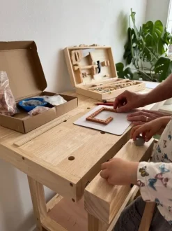 Die Kinderwerkstatt – Kinderwerkbank mit Werkzeugkoffer