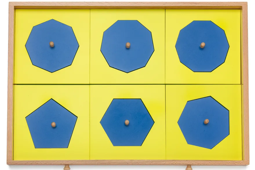 Geometrische Kommode mit Einführungsrahmen