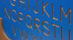 Große Nachspurtafel - Buchstaben und Zahlen nachspuren lernen