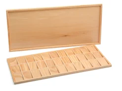 Holzkasten zu den aufgedruckten Buchstaben