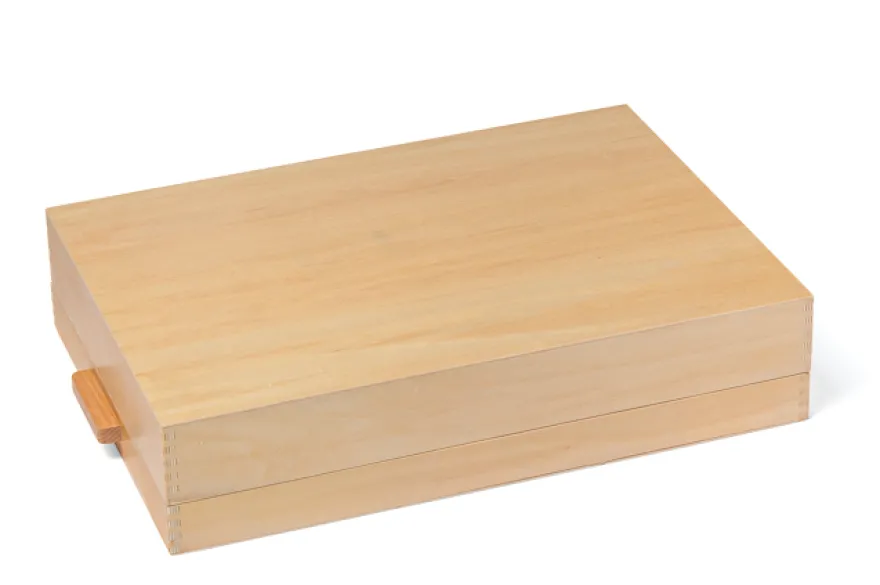 Kasten mit Würfeln und Quadraten