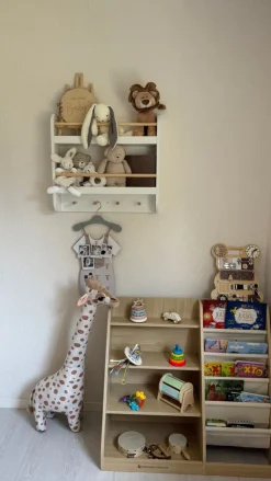 Kinderregal mit offenen Fächern