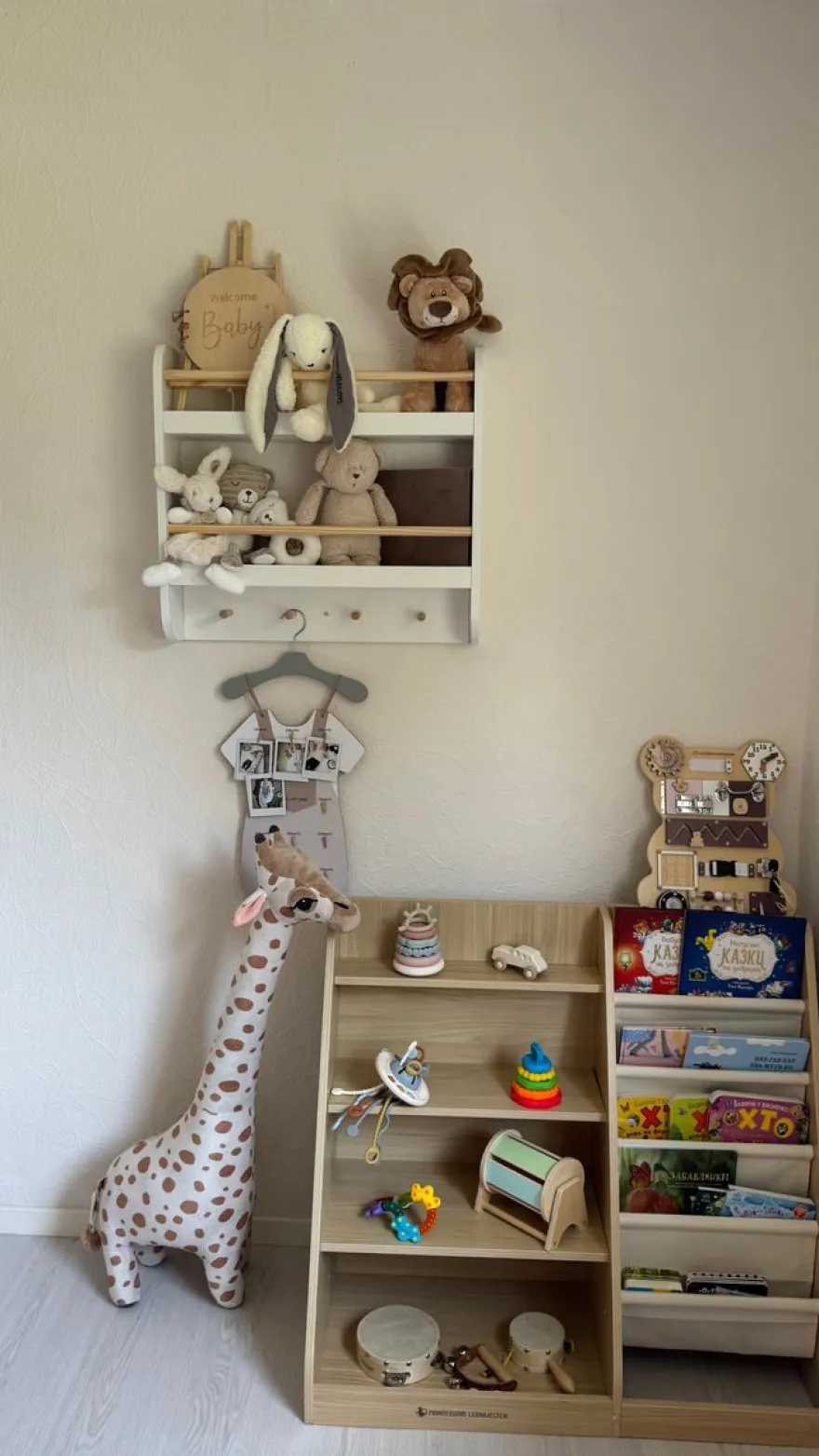 Kinderregal mit offenen Fächern