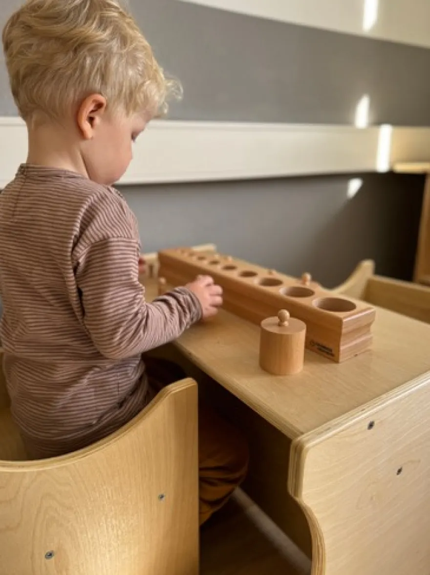 Kindersitzgruppe mit 2 kleinen Stühlen und einem Tisch - abwischbare Premiumqualität