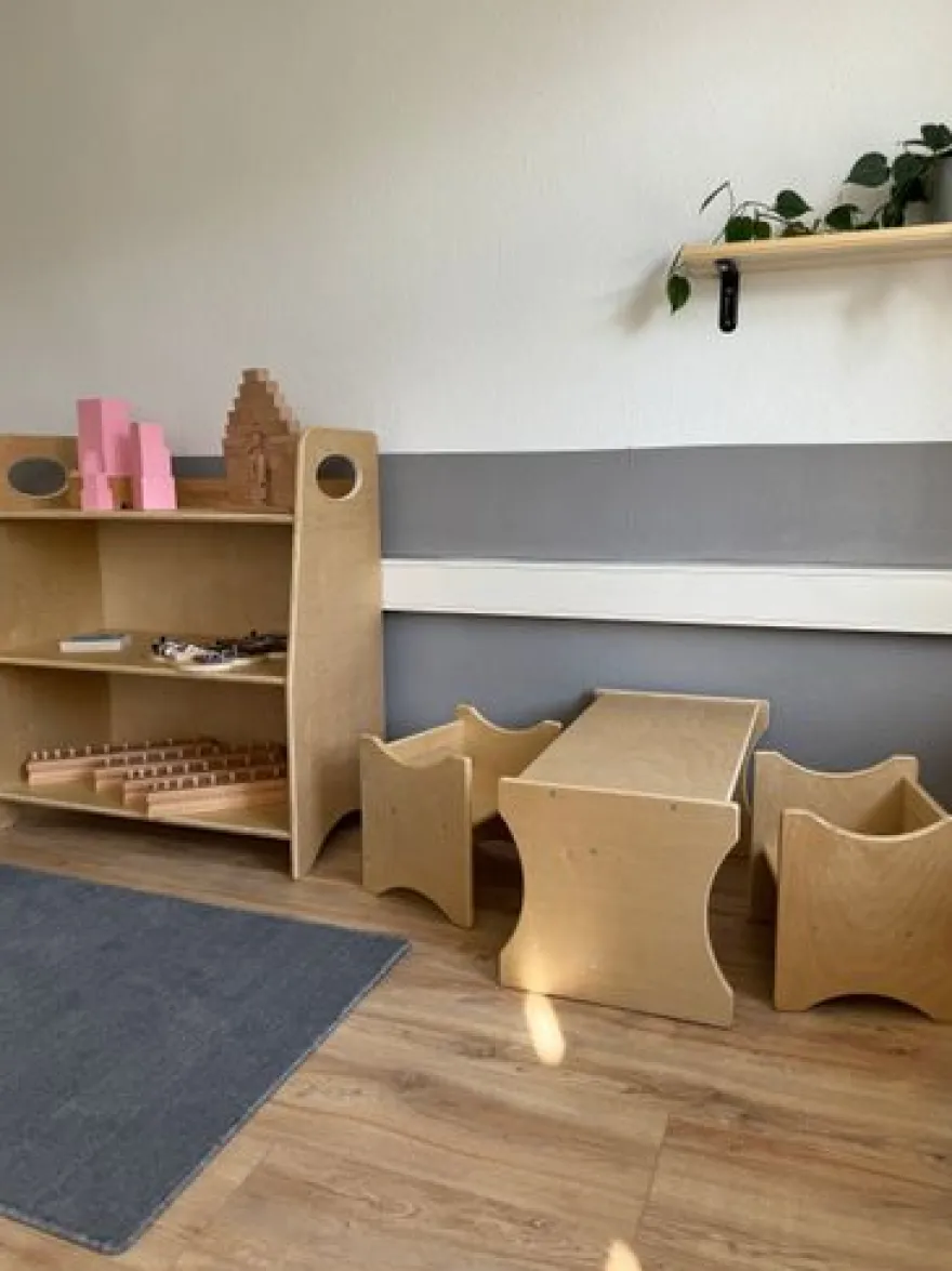 Kindersitzgruppe mit 2 kleinen Stühlen und einem Tisch - abwischbare Premiumqualität