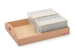 Klassensatz: 20 Schüttelboxen auf einem Holztablett mit Arbeitskartei