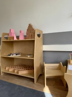 Montessori-Regal aus Holz - abwischbare Premiumqualität